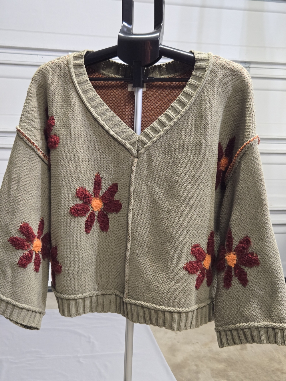 POL Women's Beige V-Neck Floral Chunky Oversized Knit Sweater Small